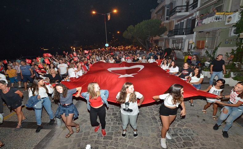 Foça'da kurtuluş gecesi coşkusuyla aydınlandı