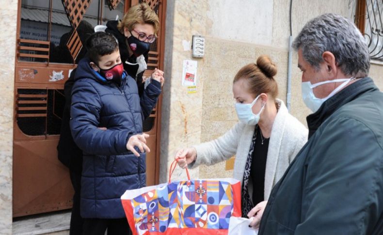 Kutlama iptal oldu, Başkan Çalkaya hediyeleri tek tek dağıttı