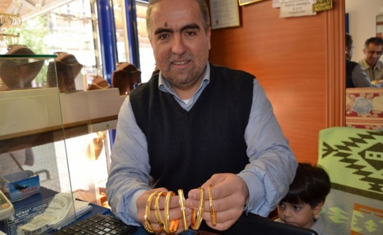 Kuyumcu, çeyrek altın isteyene işçiliksiz altın öneriyor