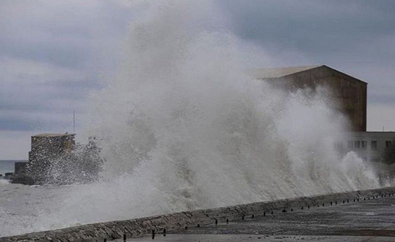 Kuzey Ege'de deniz ulaşımına fırtına engeli