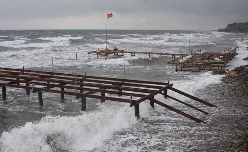 Kuzey Ege'de feribot seferlerine fırtına engeli