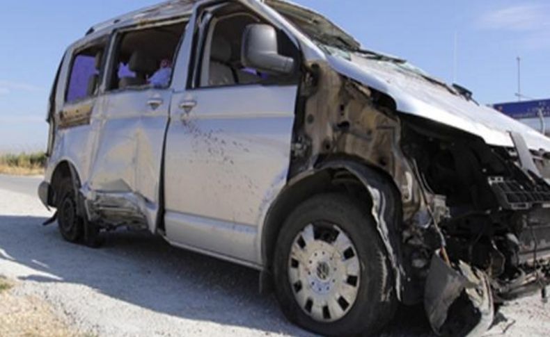 Lastiği Patlayan Minibüs Takla Atti: 2 Ölü, 5 Yarali