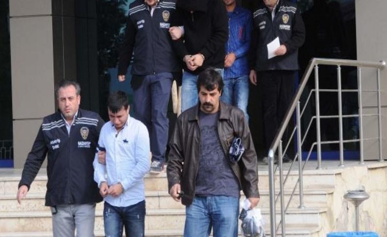 Lastiğini Patlattiklari Otomobilden Para Çaldilar