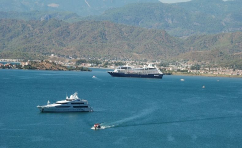 Limana yanaşamayan geminin yolcuları filikalarla şehre taşındı