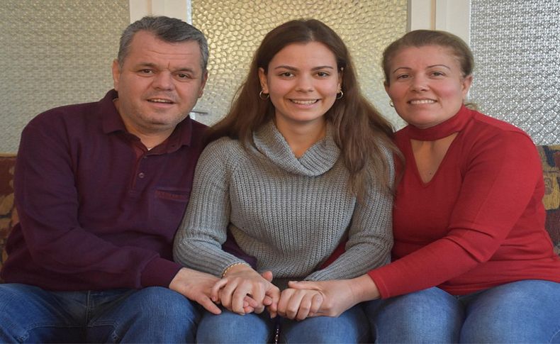 Lise öğrencisi Deniz, ailesinin dili ve kulağı oluyor