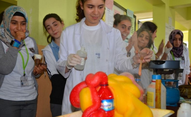 Lise öğrencilerinin bilim şenliğindeki deneyleri ilgi gördü