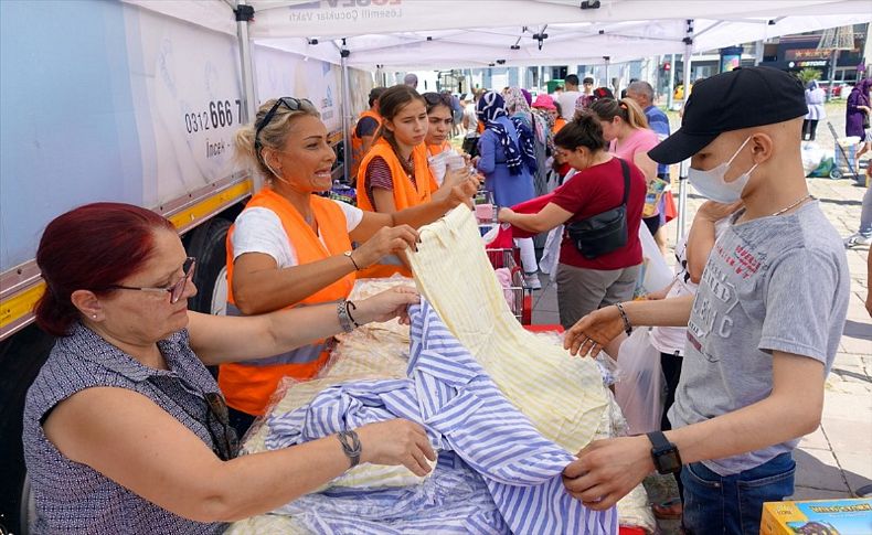 LÖSEV'in İyilik Tırı İzmir'de