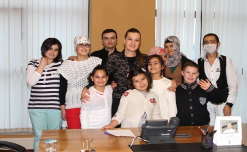 Lösev üyeleri ve çocuklar genel merkez'de Nükhet Hotar'i ziyaret etti