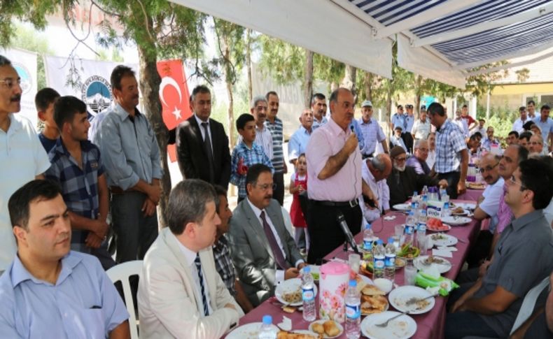 Mahalle olan köy sakinleri başkanları yemekte ağırladı