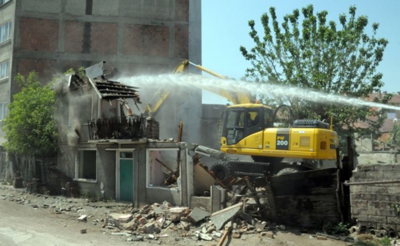 Mahalle sakinleri istedi, belediye yıktı