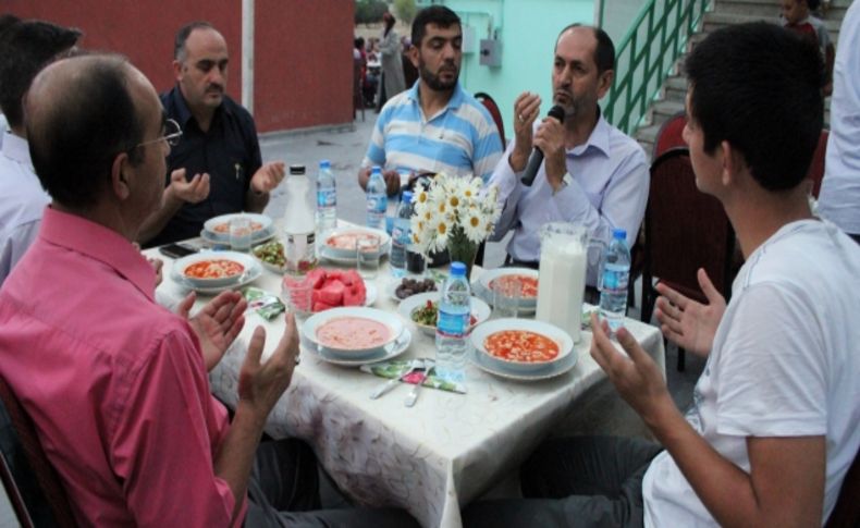 Mahalleli cami avlusundaki iftarda buluştu