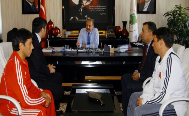 Mamaklı şampiyon sporcular Akgül’ü ziyaret etti