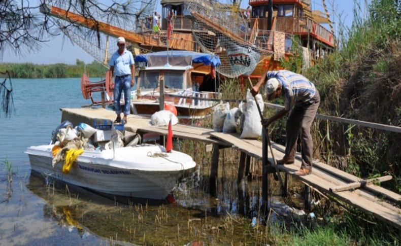Manavgat Irmağı'na atılan atıklar temizlendi