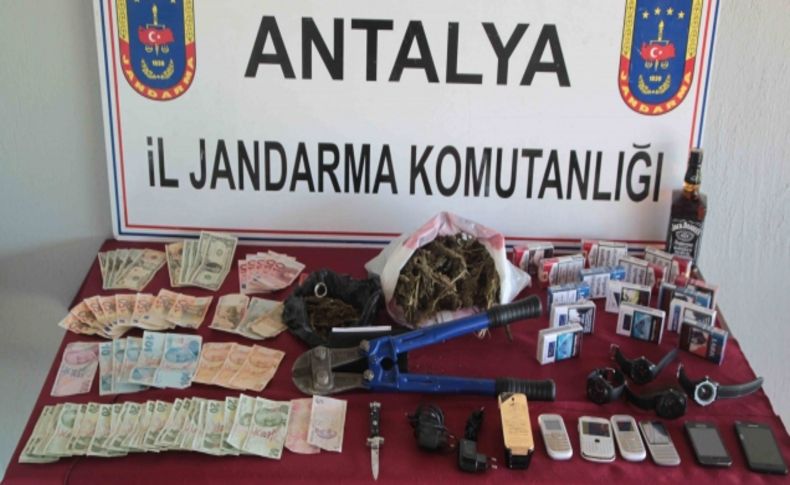 Manavgat'ta hırsızlık yapan 3 zanlı tutuklandı