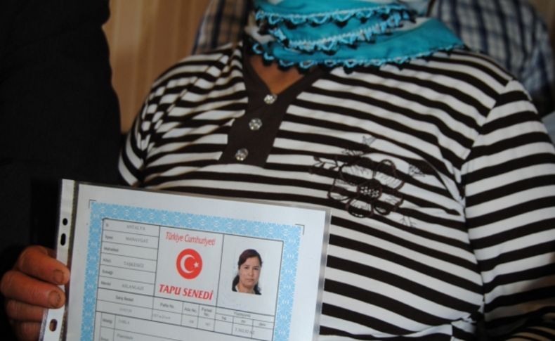 Manavgat'ta ilk 2/B tapusunu alan Hatice Sarıkaya oldu