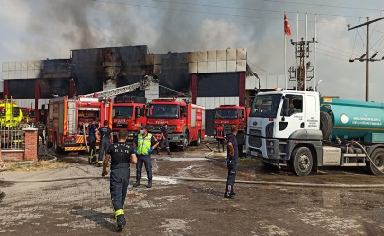 Manisa'da mobilya fabrikası küle döndü!