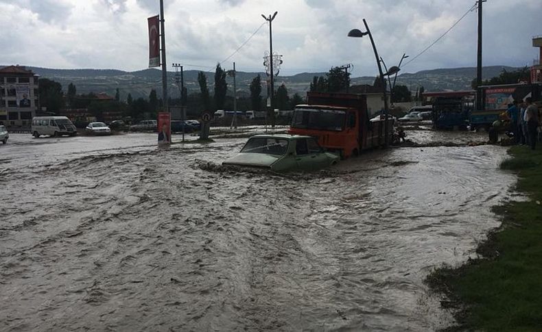 Manisa'da sele kapılan çocuk kayboldu