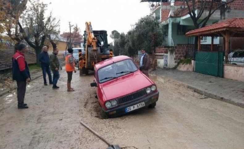 Manisa'da yol çöktü, otomobil çukura düştü