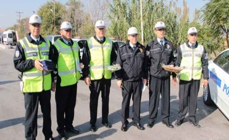 Manisa'da Polisten Sürücülere Mesir Macunlu Uyari