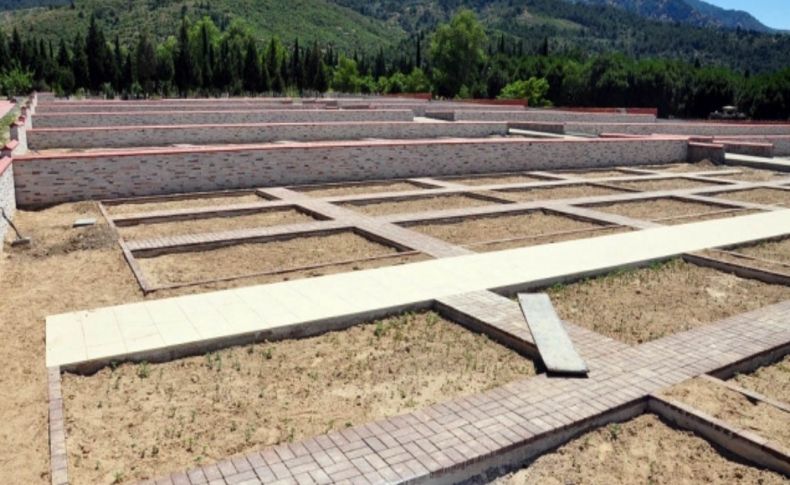 Manisa'da yeni yapılan aile mezarları cep yakacak