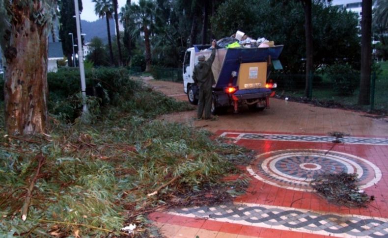 Marmaris'te fırtına ve sağanak yağmur etkili oldu