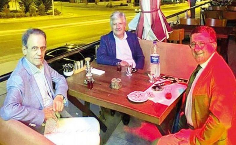 Maskesiz restoran fotoğrafına eleştiriler üç hocayı üzdü