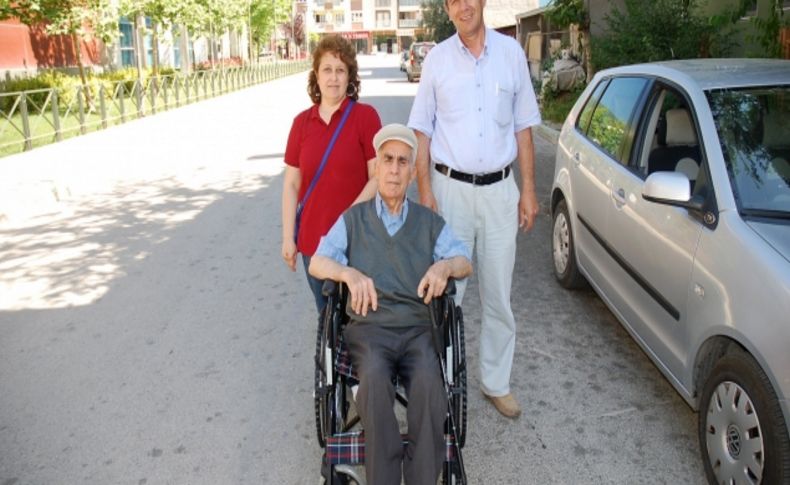 Mavi kapaklar umut oldu, 76 yaşındaki Kadir Öz tekerlekli sandalyeye kavuştu