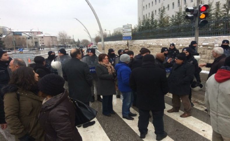 Meclis önünde polis müdahalesi!