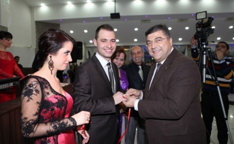 Meclis üyesi Hocaoğlu’nun kızına Başkan Sındır’dan nişan yüzüğü