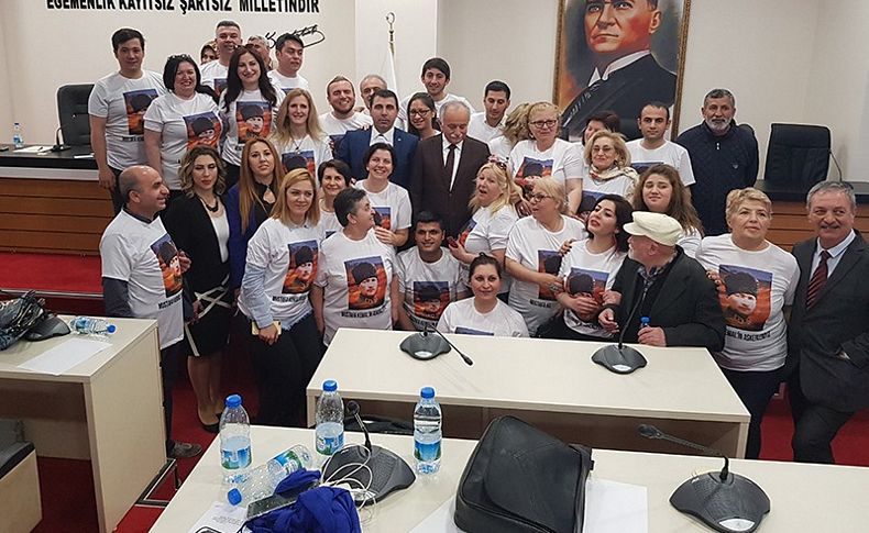 Bayraklı Meclisinde protesto; Atatürk fotoğraflı tişört giydiler