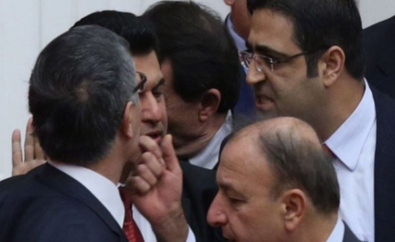 Meclis'te yumruk yumruğa kavga