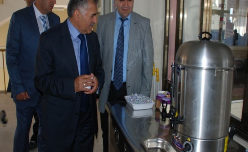 Melikgazi'de belediyeye gelenlere çay ikram ediliyor