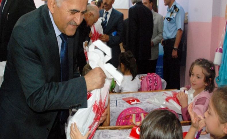 Melikgazi’den öğrencilere kırtasiye ve çanta yardımı