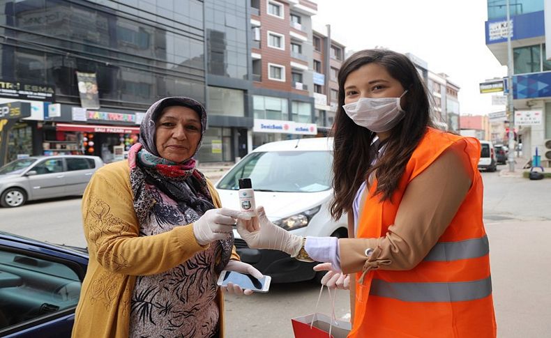 Menderes'te el dezenfektanı dağıtıldı