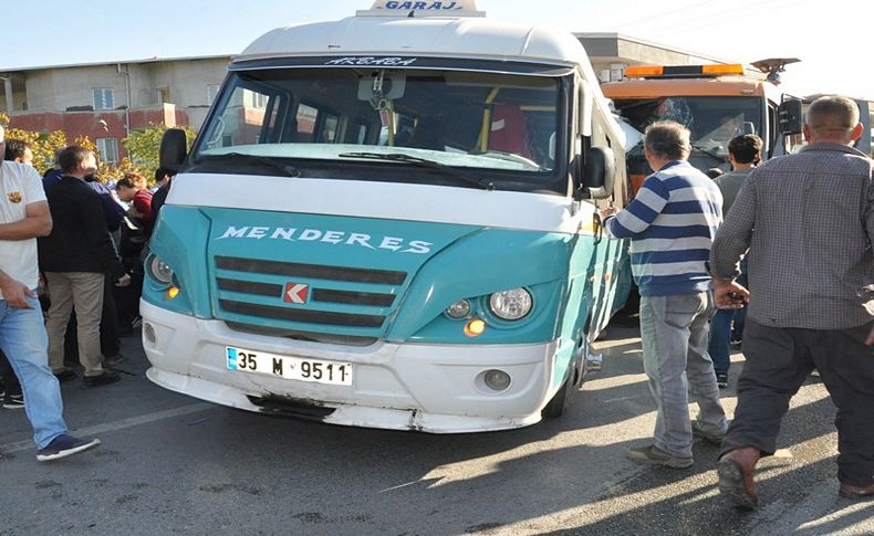 İzmir'de kamyon yolcu minibüsüne çarptı: 1 ölü, 12 yaralı