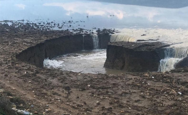 Menderes'te yağmur sularının biriktiği arazide derin çatlak oluştu