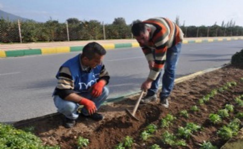 Menderes Çiçeklerle Donatıldı