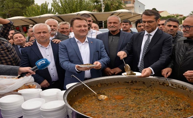 Menemen'de binlerce kişiye ıspanak yemeği