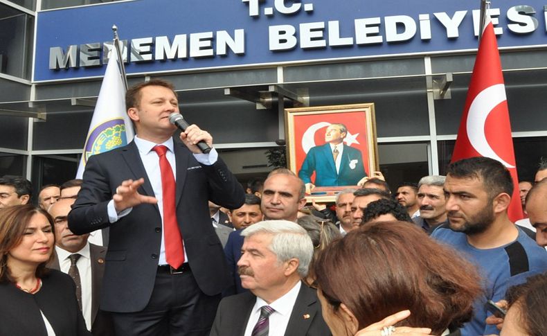 Menemen'de Serdar Aksoy görevi devraldı... Berlin Duvarı mesajı