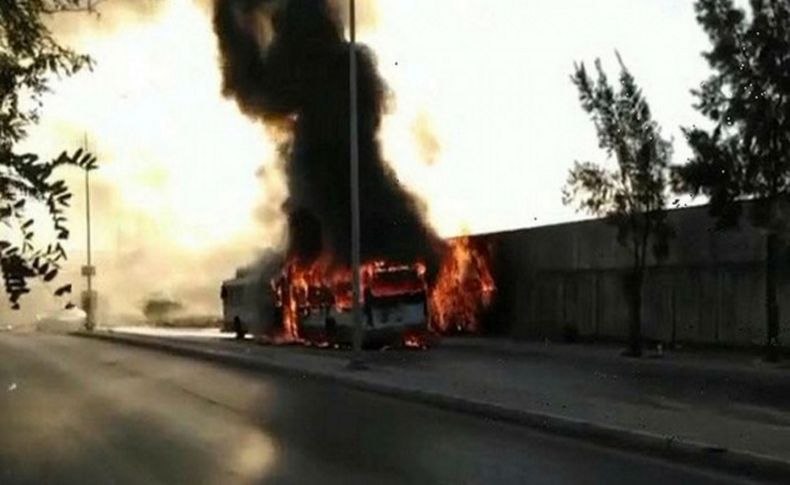 Menemen'de seyir halindeki belediye otobüsü yandı