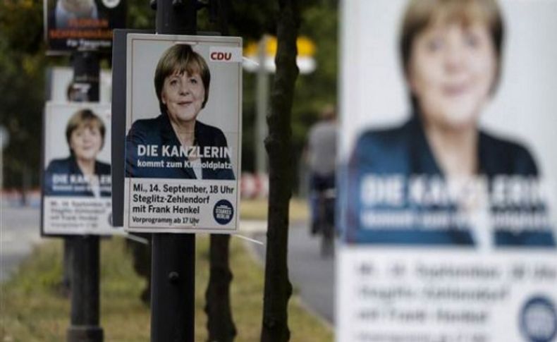 Merkel tarihinin en ağır yenilgisini aldı