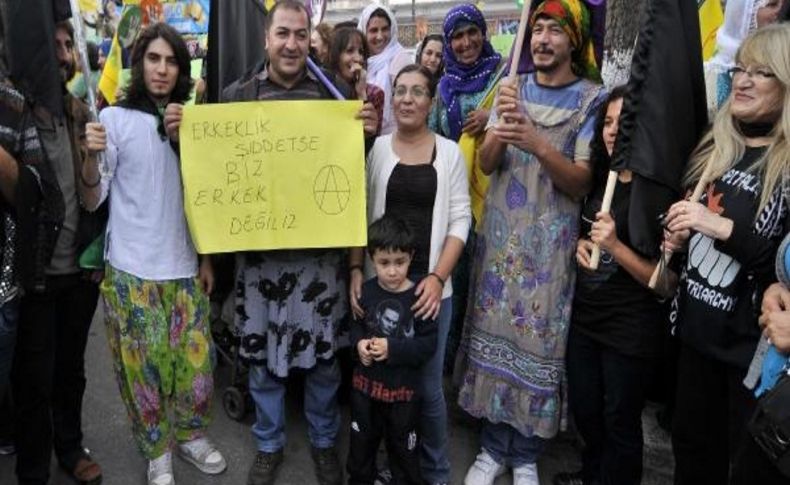 Mersin'de Kadin Eyleminde Erkekler De Etek Giydi