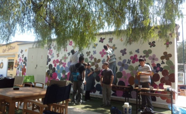 Meslek lisesi öğrencileri trafoyu renklendirdi