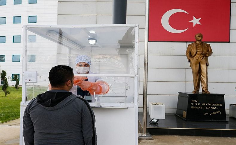 Meslektaşlarını Kovid-19'dan korumak için kabin geliştirdi