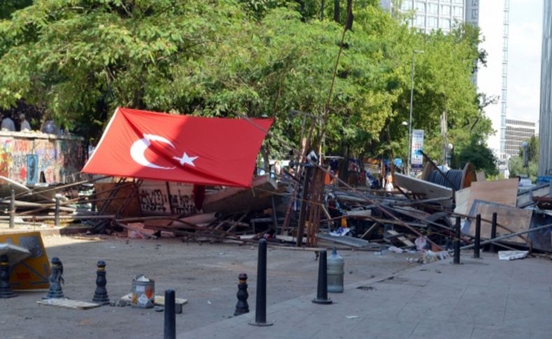 Mete Caddesi'ndeki barikat kaldırılmayı bekliyor