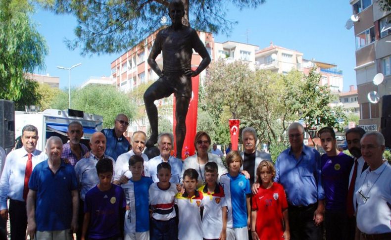 Metin Oktay İzmir'de anıldı