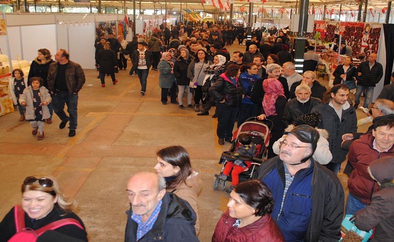 Metrelerce uzunlukta kuyruk oluştu.. 5 ton dağıttılar