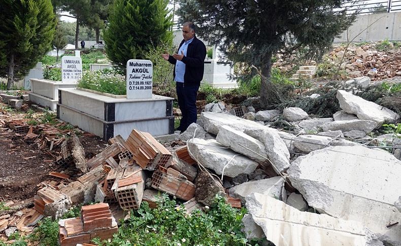 Mezarlığın kaçak duvarları yıkıldı