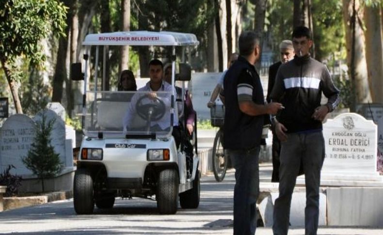 Mezarlikta Golf Arabasiyla Ulaşim