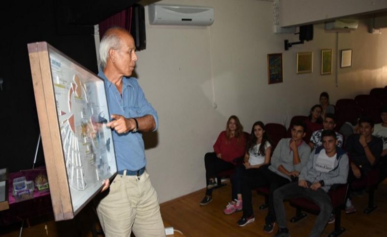 Mezun olduğu lisede böcekleri sergiledi